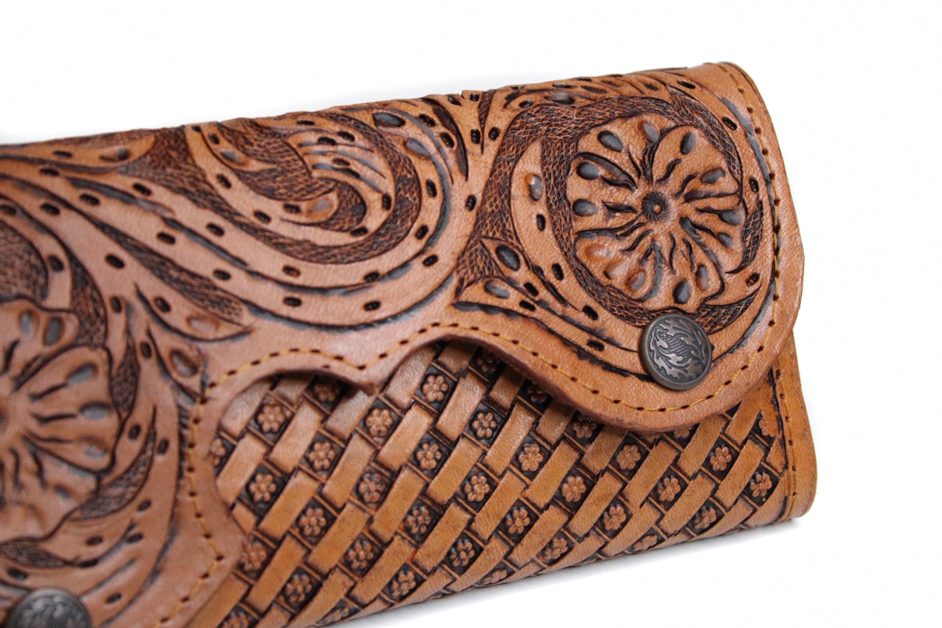 Cartera con flores cinceladas