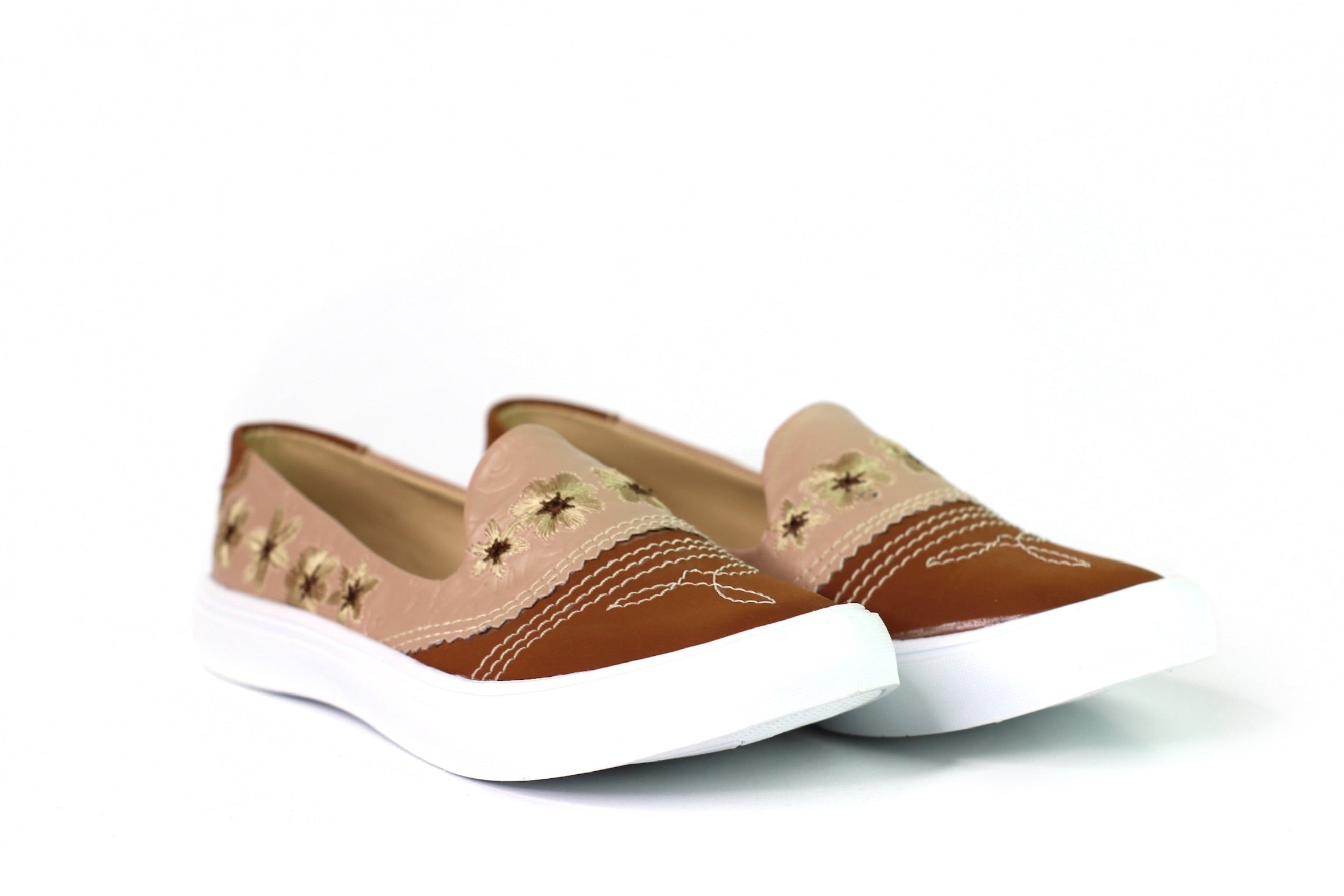 Zapato mexicano con flores bordadas ADT