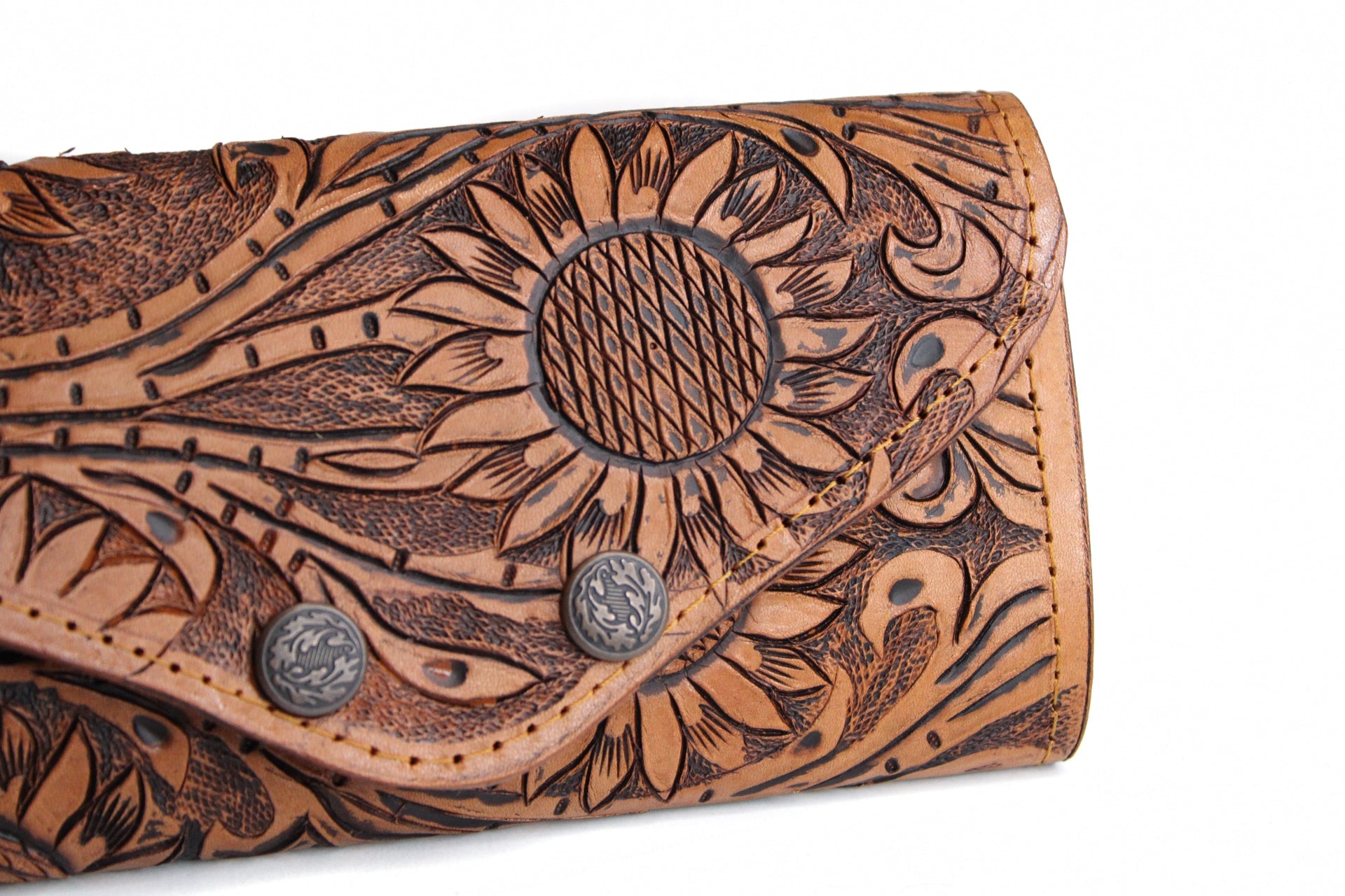 Cartera cincelada con girasoles